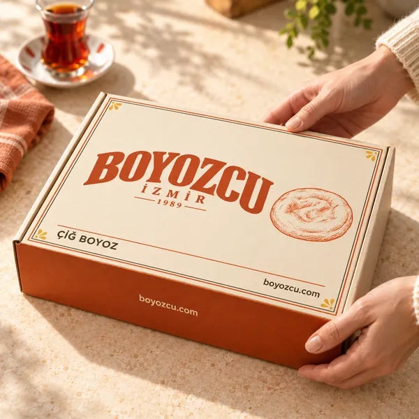 Mutfak masasında Boyozcu kutusu